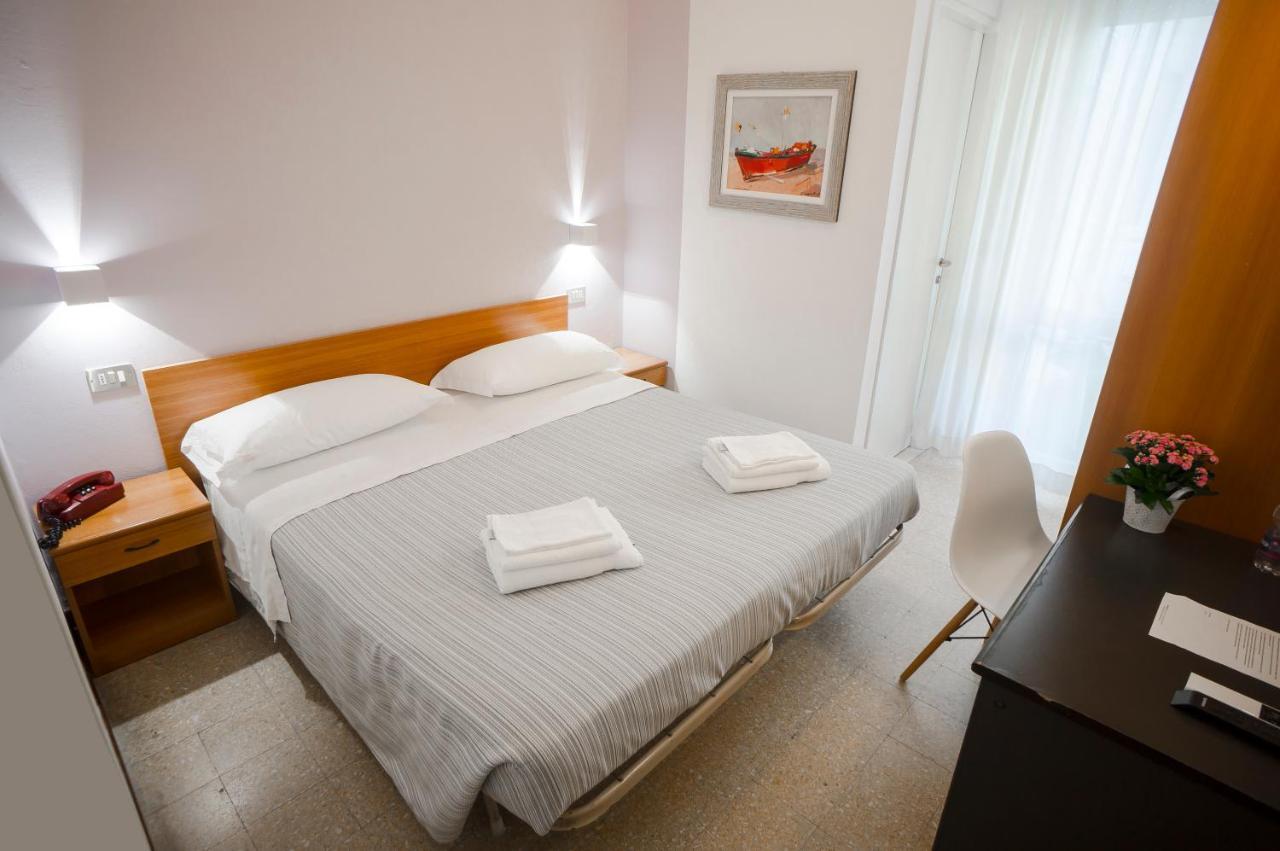 Hotel Mon Pays Римини Экстерьер фото